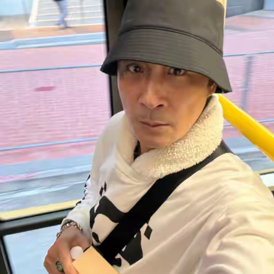 65岁港星黄子华称到死都不会用老年公交卡，调侃怕遇到吴镇宇事件
