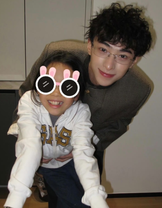 恩利24岁生日太幸福!父母再婚仍宠他,伊能静家反差惊人