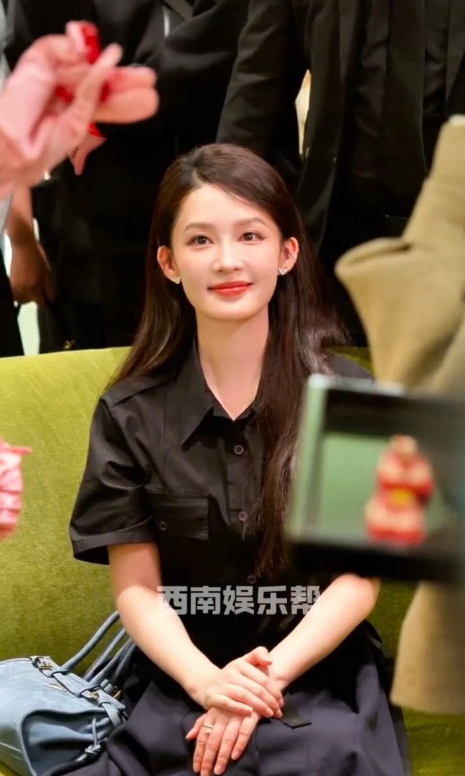 腿好细脸好小！李沁出席线下活动，黑色长发搭配黑裙，美神降临