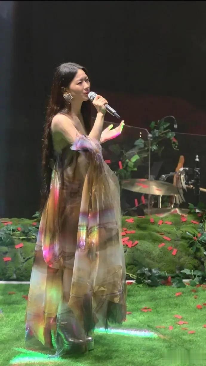 单依纯郑州演唱会门票打三折，不唱《李白》影响大，路人缘败光了