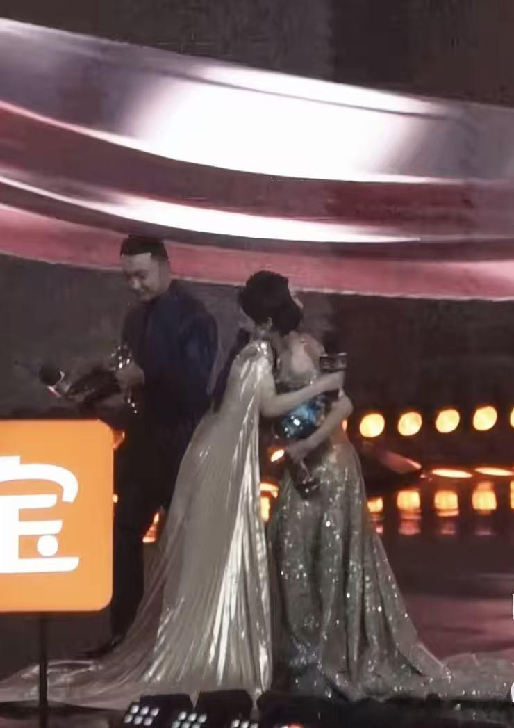 “余生夫妇”微博之夜的糖！肖战台下给杨紫鼓掌，多个细节甜到炸