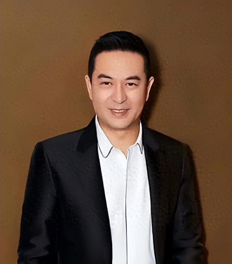 55岁张嘉益身患强直性脊柱炎，无法平稳走路，发病时痛苦不已