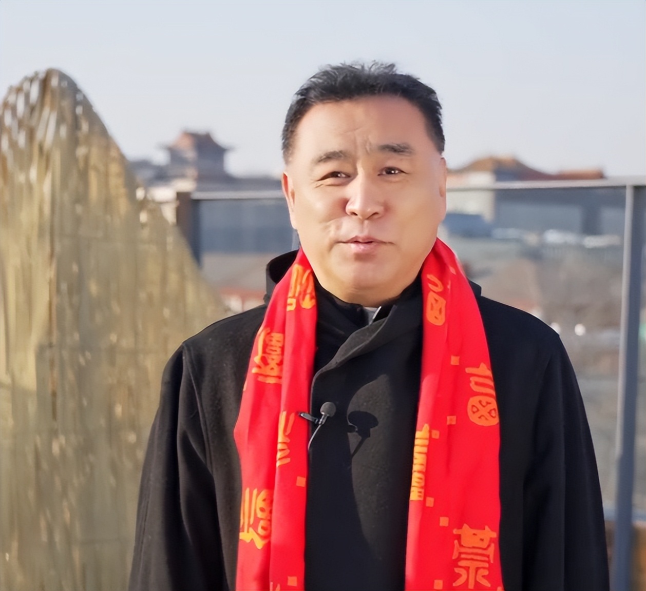 64岁张宏民近况，无儿无女不结婚，一生未爱别人，晚年生活很精致