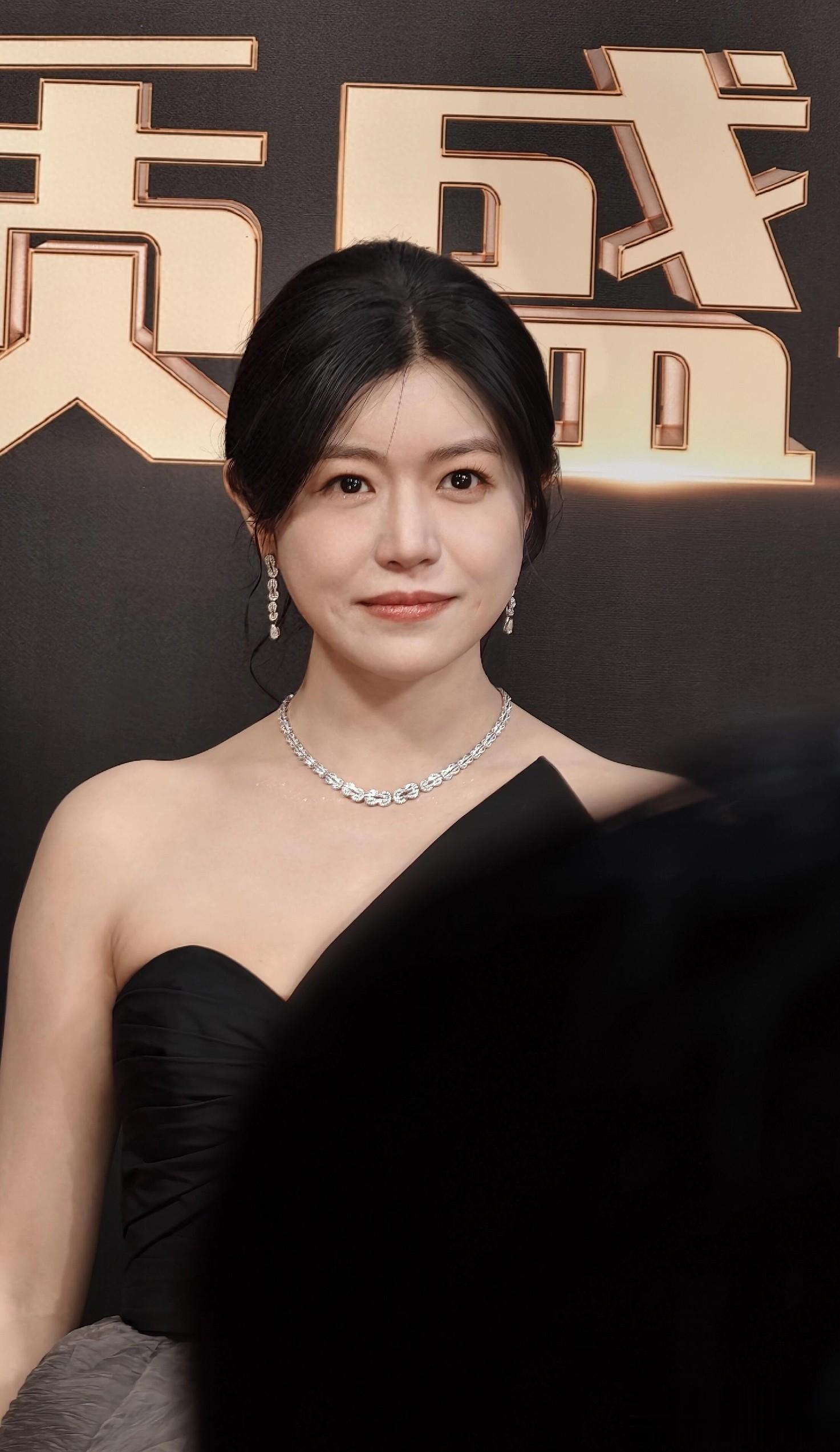 陈妍希亮相电视剧品质盛典红毯，穿黑灰拼接开叉裙自带老钱风好美