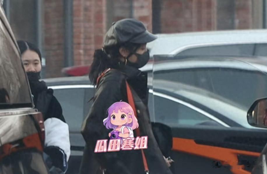 关晓彤自驾驶新购入的兰博基尼Urus SE混动版被拍曝光
