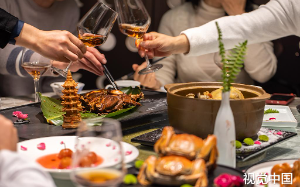 副县长情敌嘲笑我“没出息”，他出轨露馅，我和班花联手设局，让他直接身败名裂！