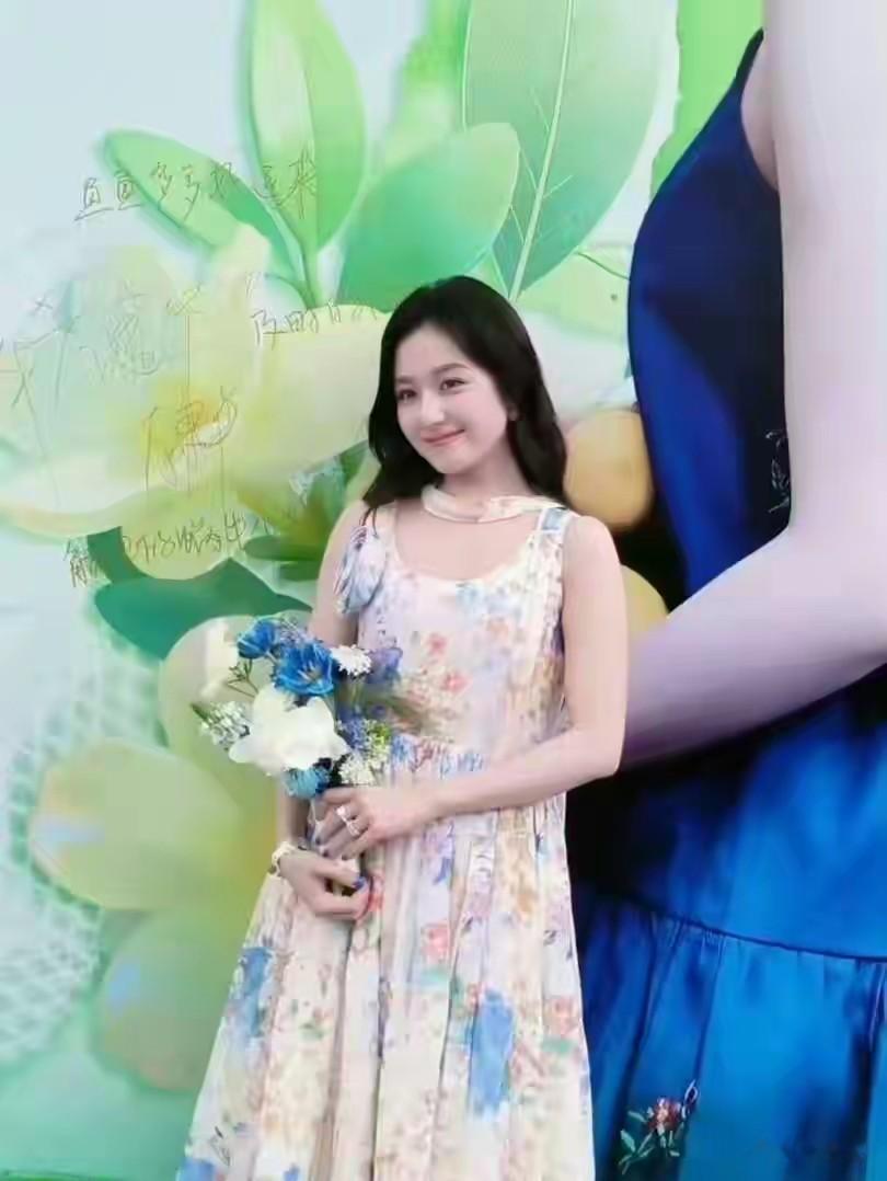李兰迪活动亮相身材遭吐槽，评论区炸锅喊话：先别急着进剧组！