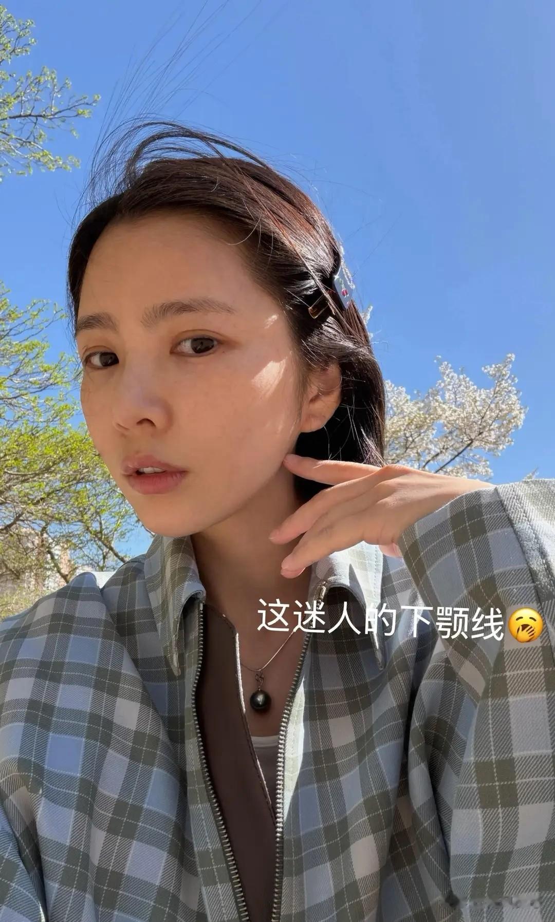 杜淳老婆清明晒照，紧挽婆婆手臂，用一条项链狠狠“打脸”传言
