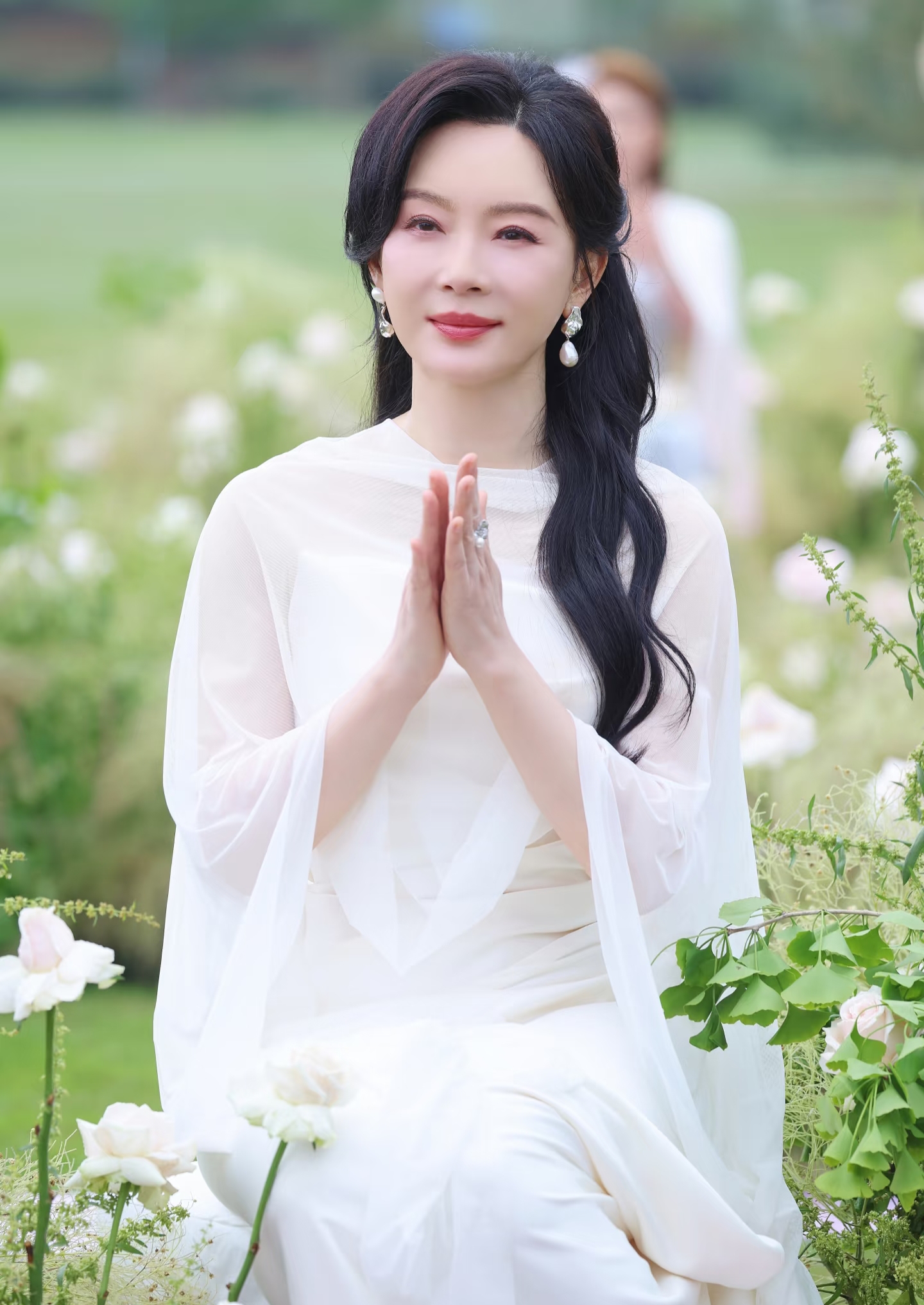 陈数亮相玫瑰谷活动，白色纱裙造型，长发温婉，尽显优雅知性美