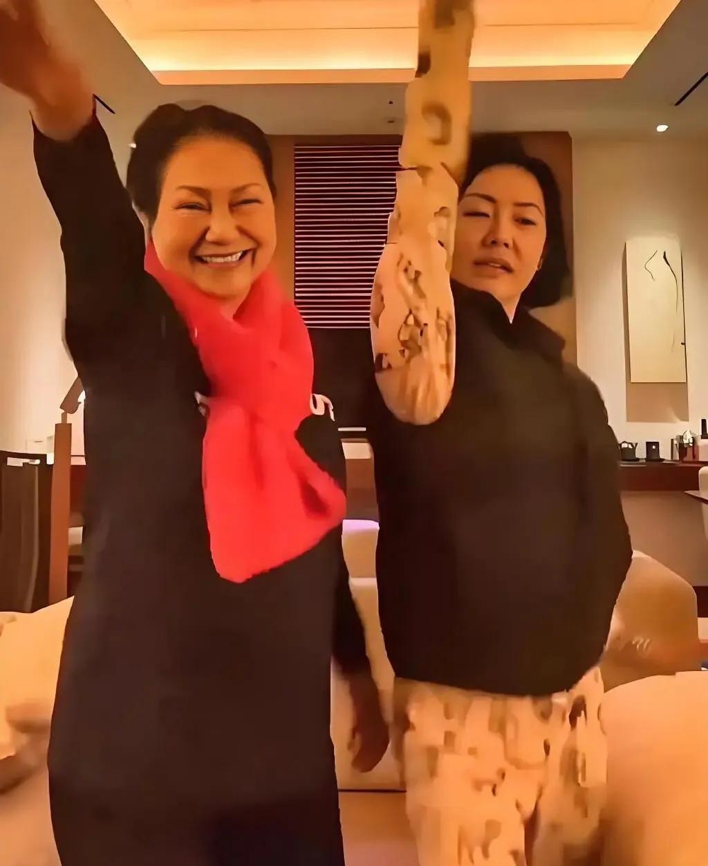 小S一边后悔一边逃避，跳舞那件事是根刺，至今没敢再提