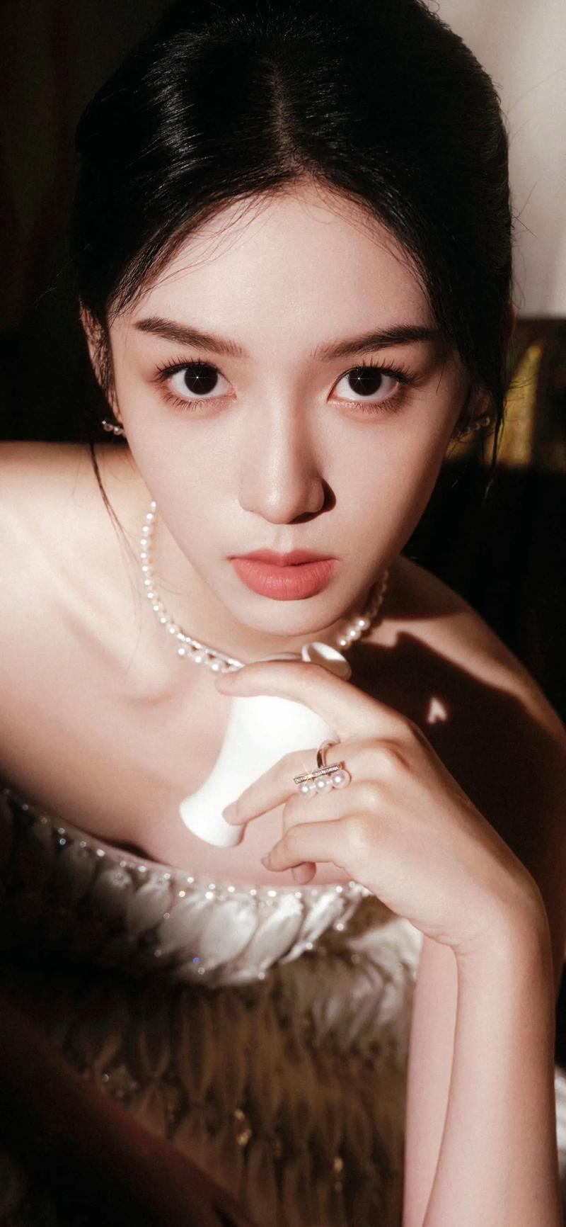 周也：最新高清美图14张