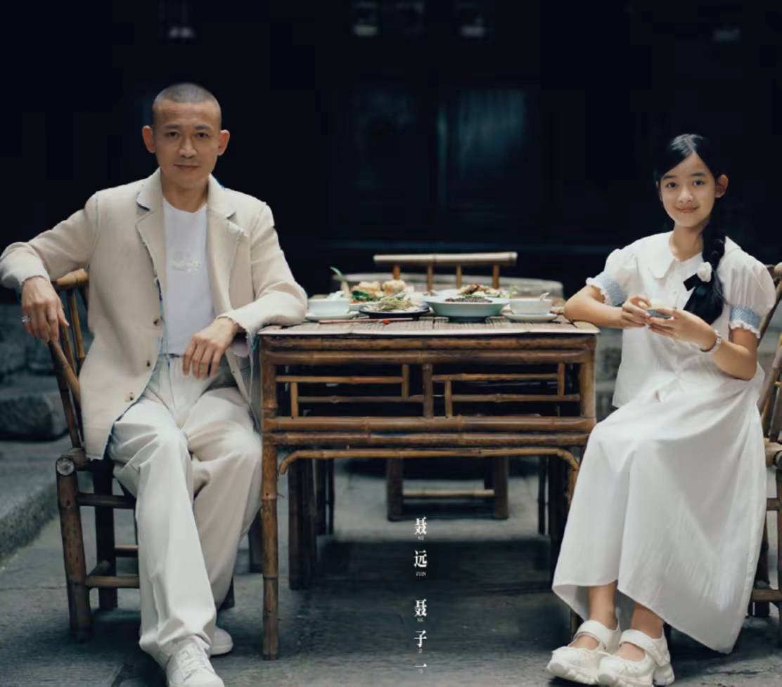 聂远首晒二胎女儿，单眼皮大眼睛萌又美像妈妈