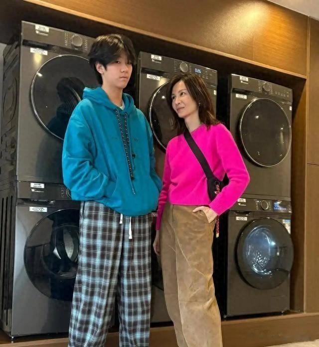 48岁刘孜飞美国为15岁儿子庆生，曾被气到进山，如今依旧满眼是娃