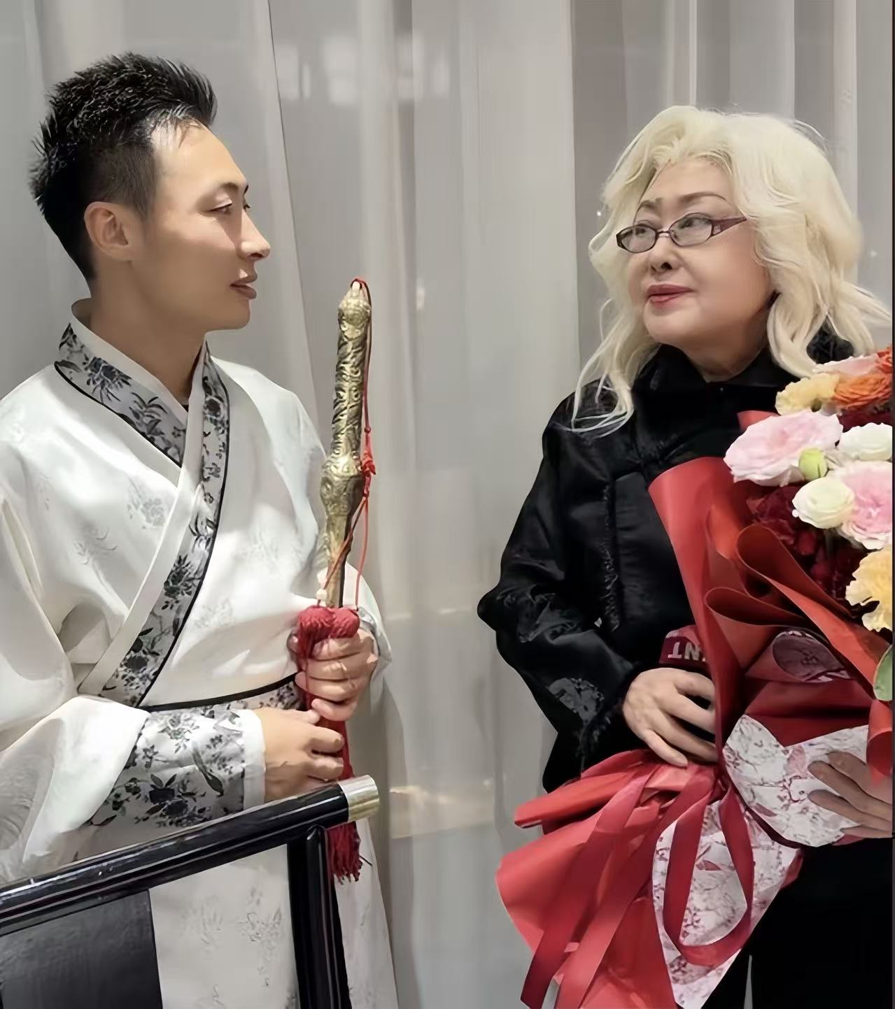 斯琴高娃庆祝76岁大寿!脸色惨白一头大波浪,抹大红唇险些认不出