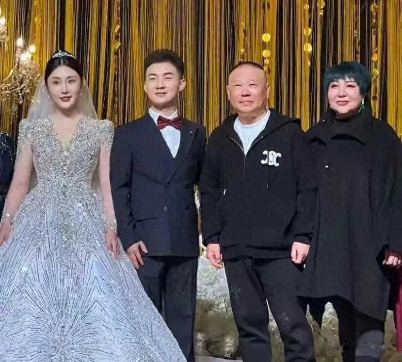 郭德纲一家参加婚礼 11岁郭汾阳胖嘟嘟被宠上天 助哥哥郭麒麟抢到花