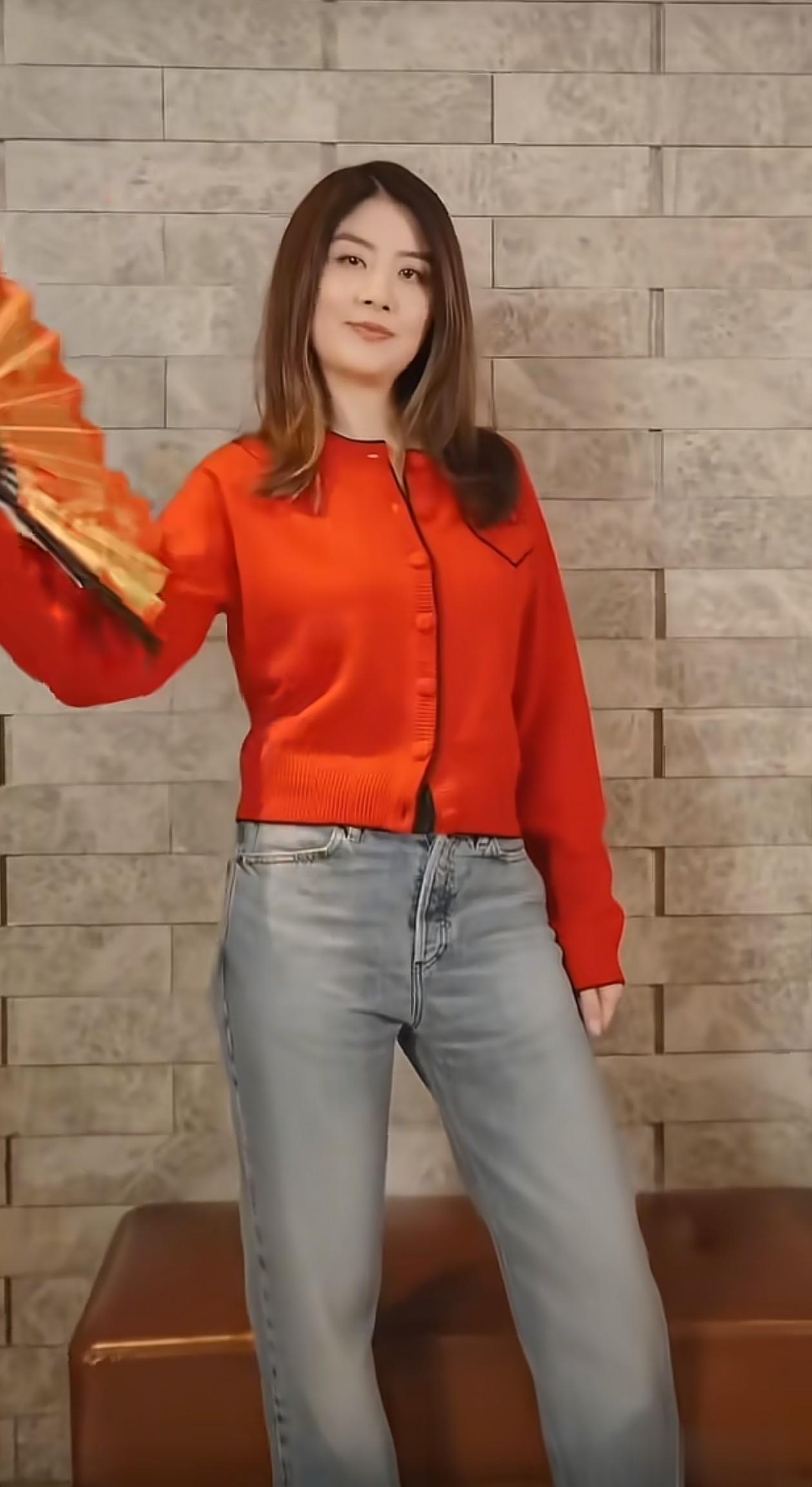 53岁陈慧琳新年穿搭：红外套+牛仔裤，喜庆又时尚，状态好得像33