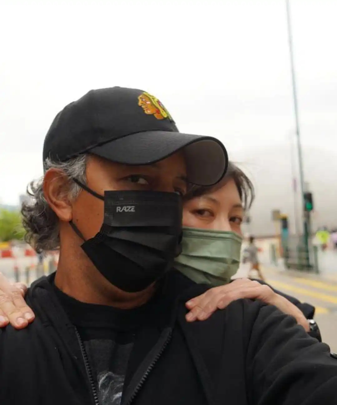 她与吴彦祖分开后，嫁国外丈夫，结婚16年丈夫就满头白发了