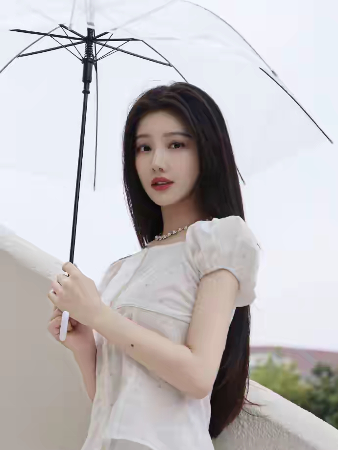 王鹤润穿着白色裙子纯欲感满满