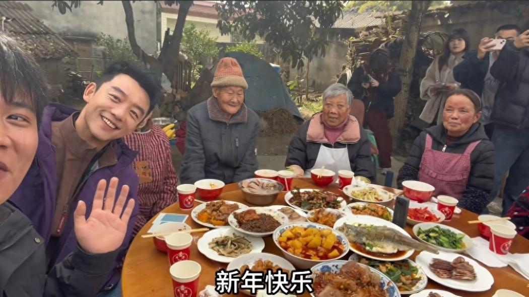 郑恺穿四川省服做饭!下乡为独居老人办杀猪宴,炒菜比老婆还能干