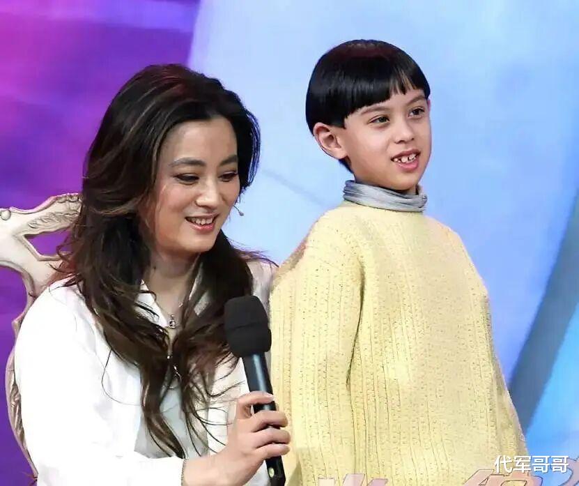 62岁李玲玉近况曝光!嫁加拿大富商分居18年未离婚,混血儿子很帅气