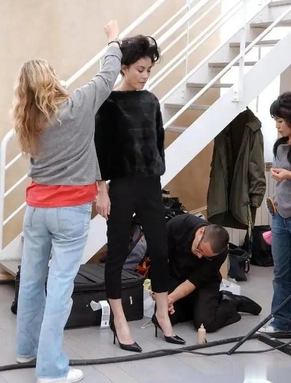 56岁王菲穿紧身豹纹裙在外国参加活动，身材苗条像18岁大姑娘