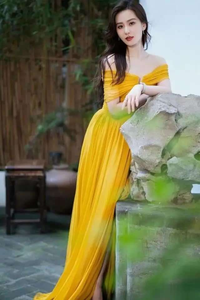 刘诗诗穿黄色连衣裙太美了