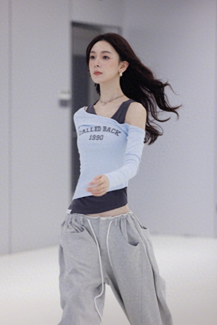 陈瑶穿着一身甜妹装，这小蛮腰又辣又美