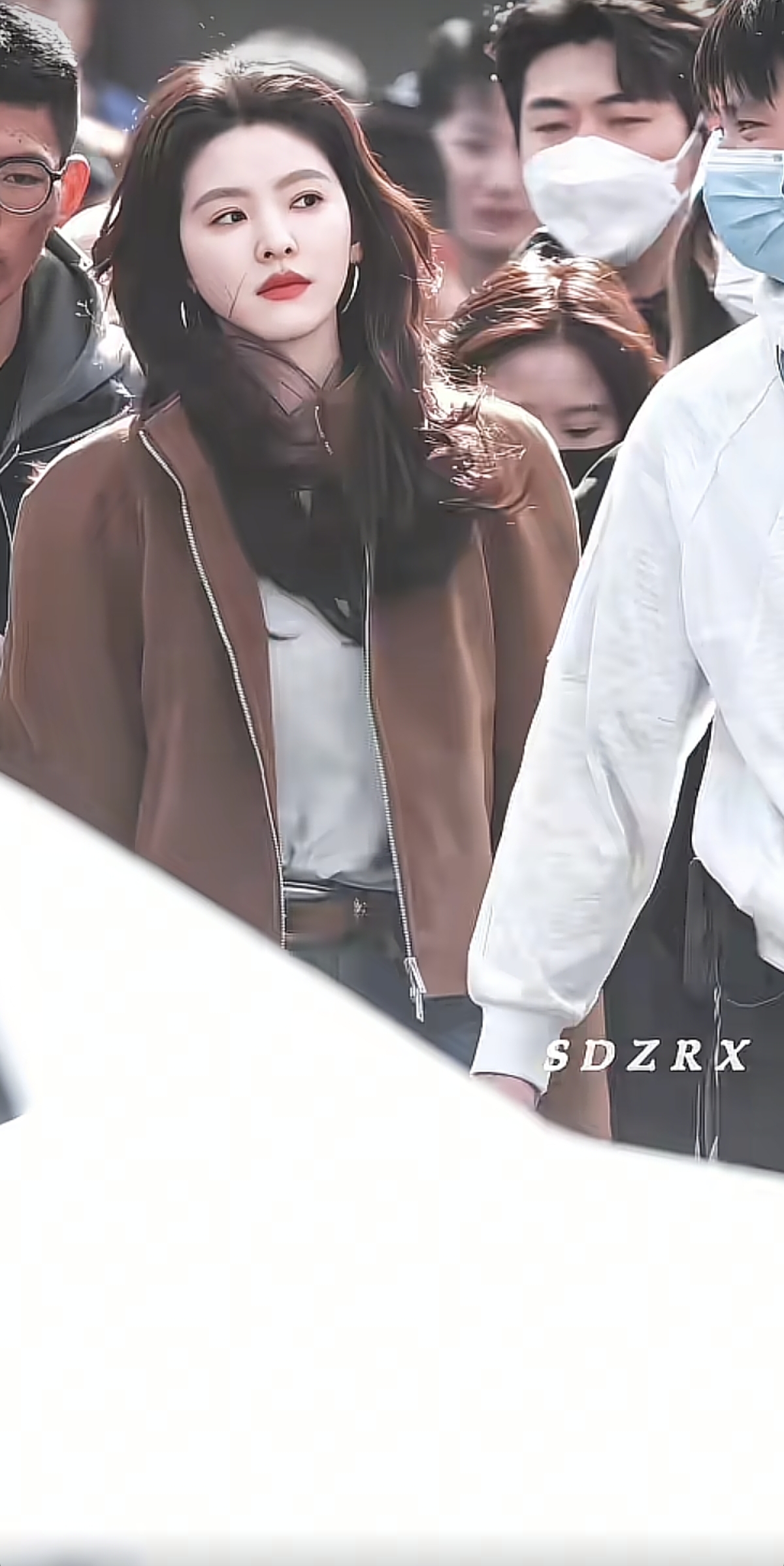 章若楠拍戏被偶遇,路人拍的视频太漂亮了吧,美的清新舒服自然!