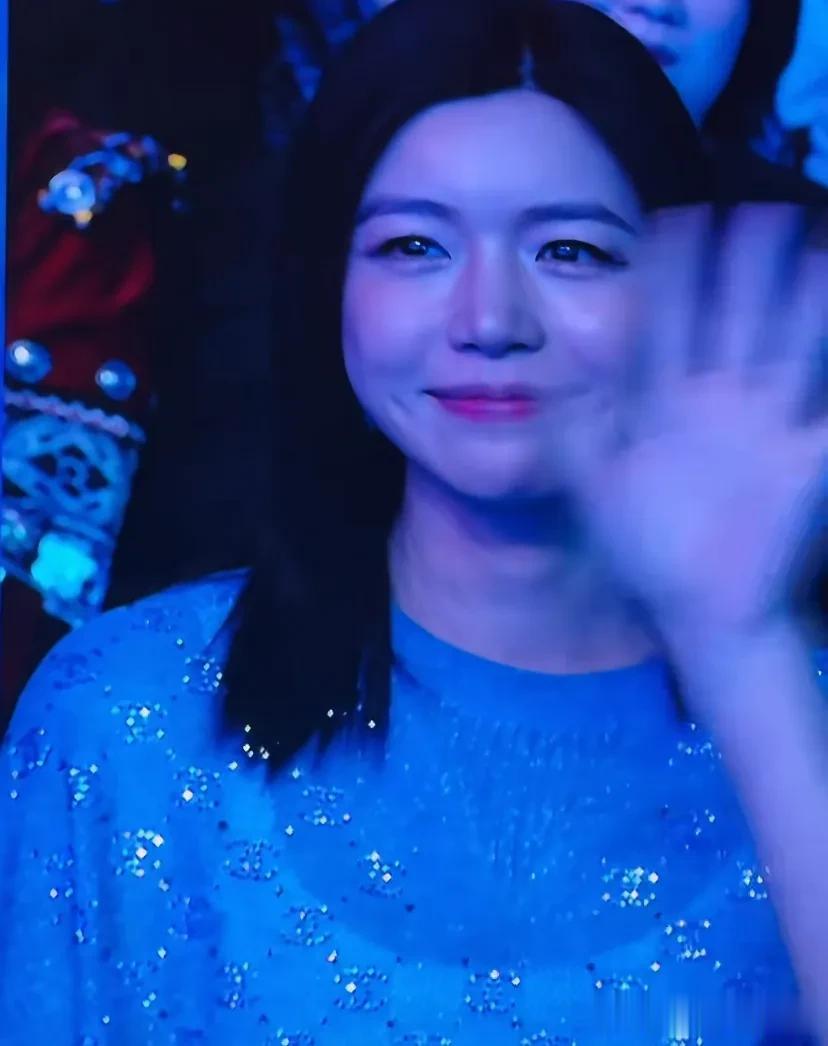 陈妍希现身刘雨昕演唱会，在圈内人缘超好，离开陈晓后更闪闪发光