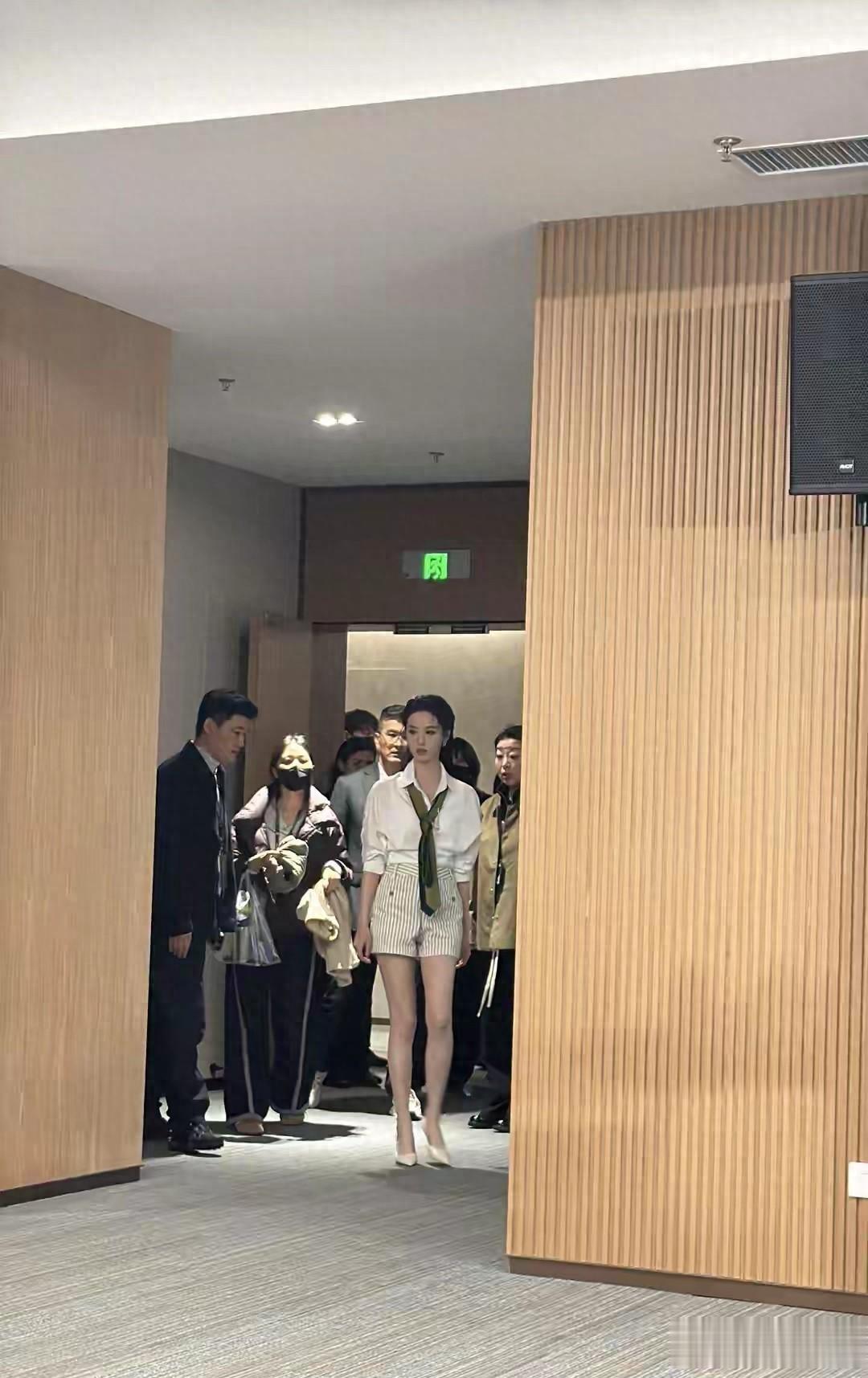 陈都灵出席零跑发布会，白衬衫短裤穿出天价感，这才是真女神