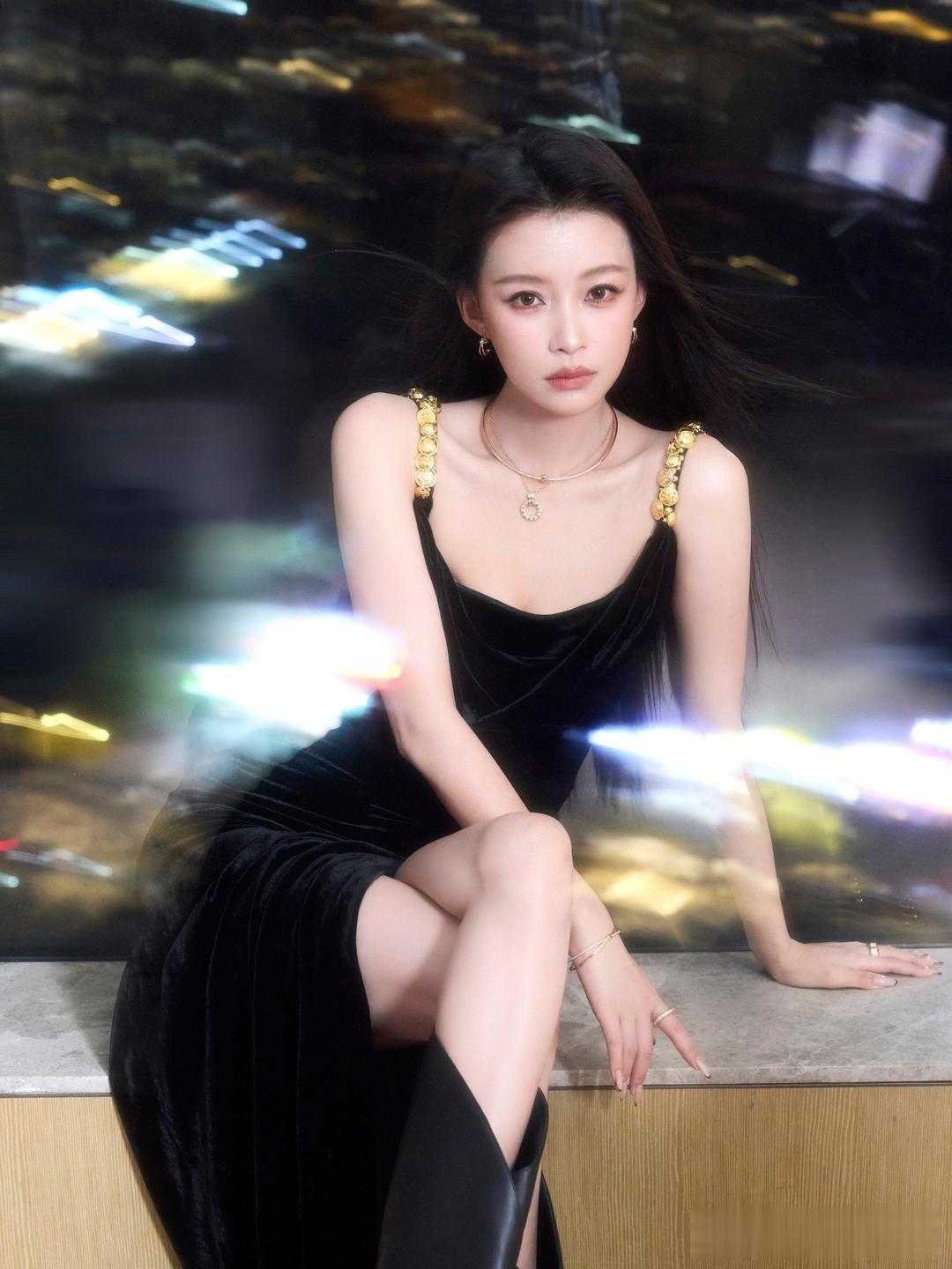 孙怡全新穿搭写真，黑裙如砚，率性不羁。