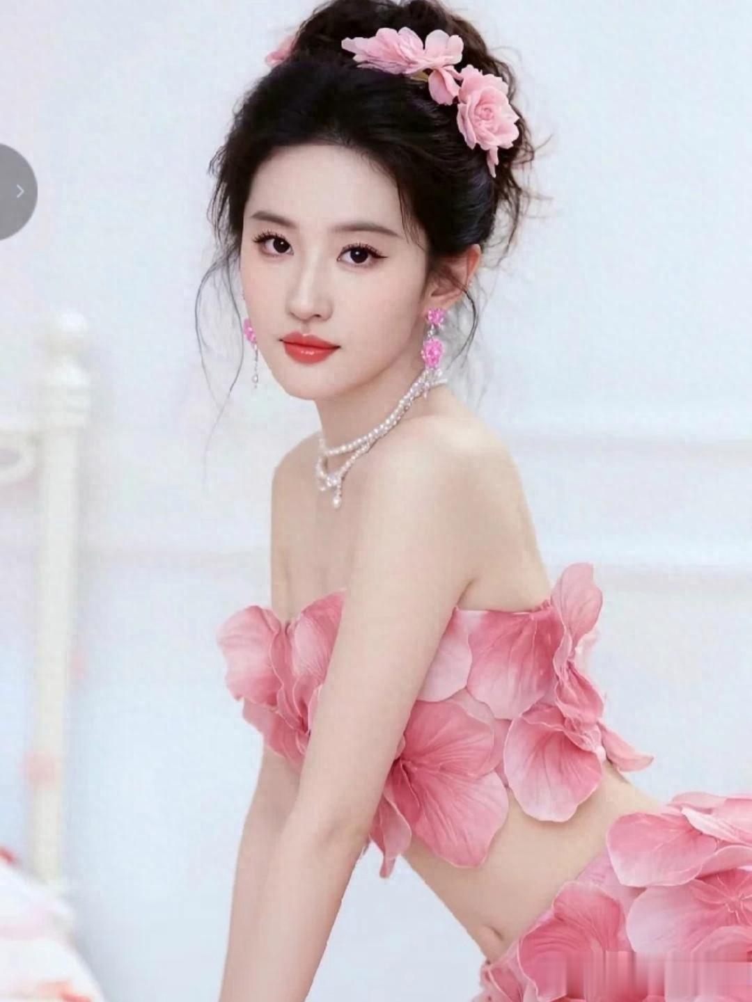 刘亦菲,仙女姐姐这身粉色花瓣裙也太美了吧!