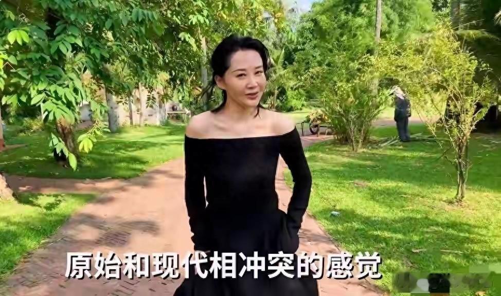 57岁许晴穿拖鞋在草地疯跑，身形像少女，这状态哪像年近六十？