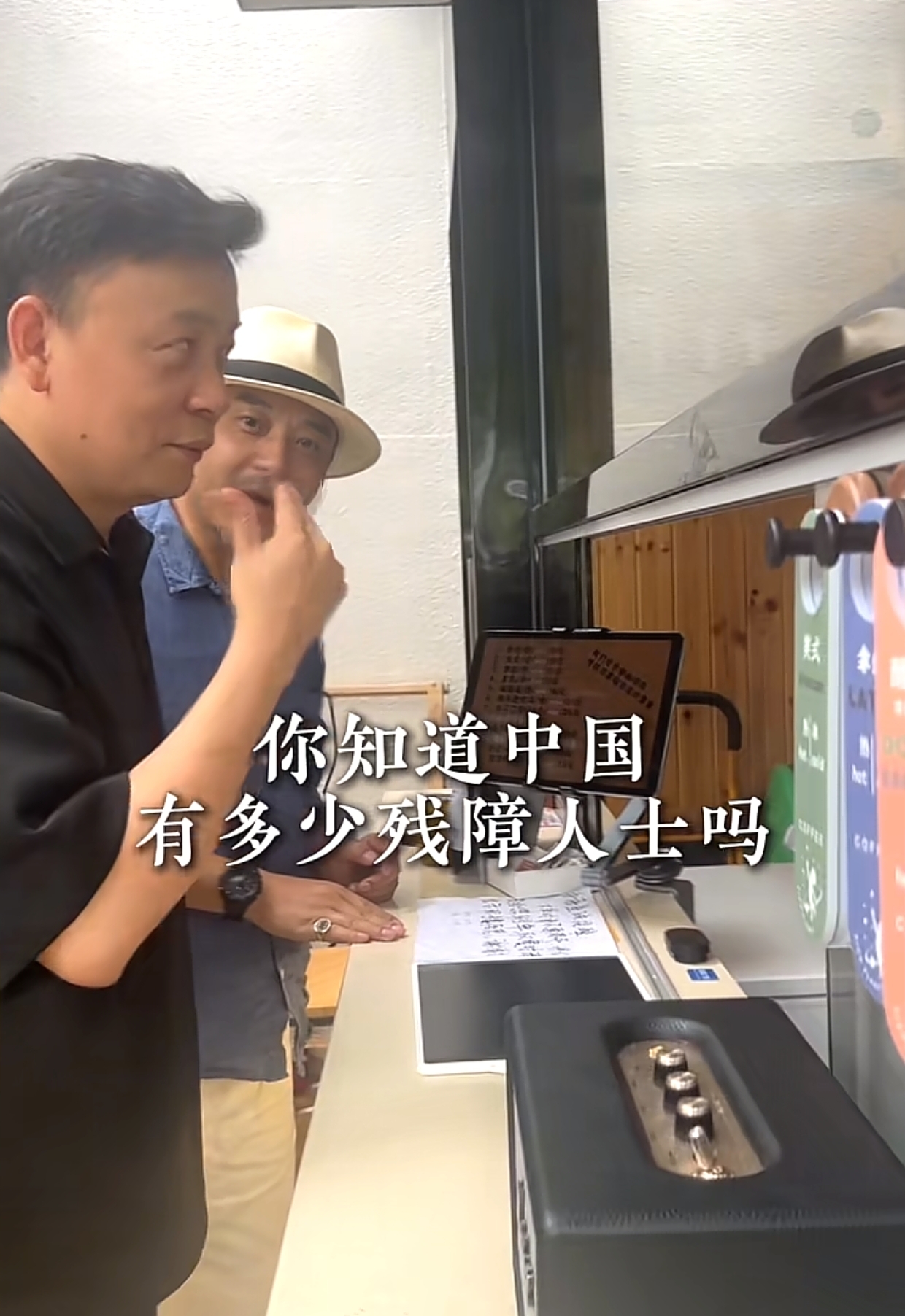 汪涵一家三口分开过年！杨乐乐回娘家，汪涵在长沙 儿子咖啡店打工
