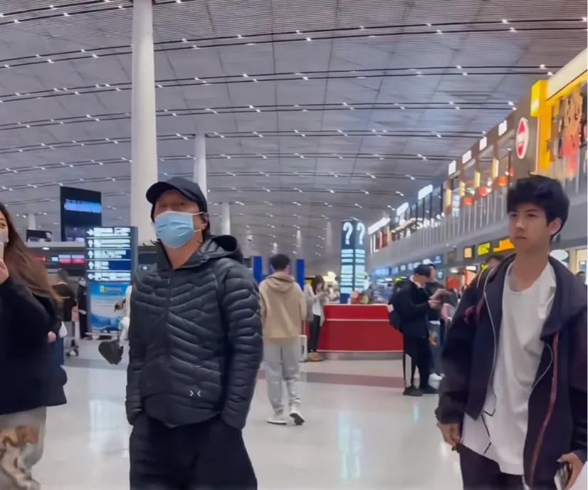 郑钧和儿子Jagger现身机场,Jagger走路内八,还有点溜肩体态很差