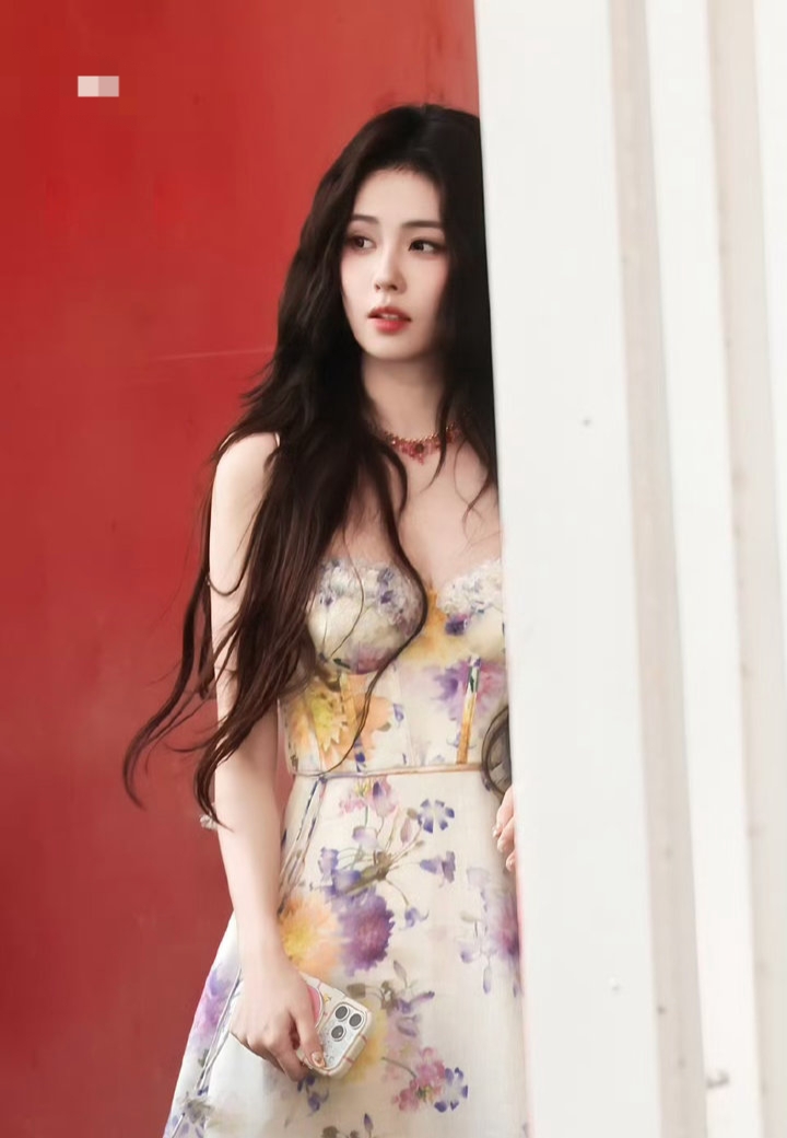 白鹿跑男路透，身穿紫色碎花裙，披散如海藻般长发，化身花仙子