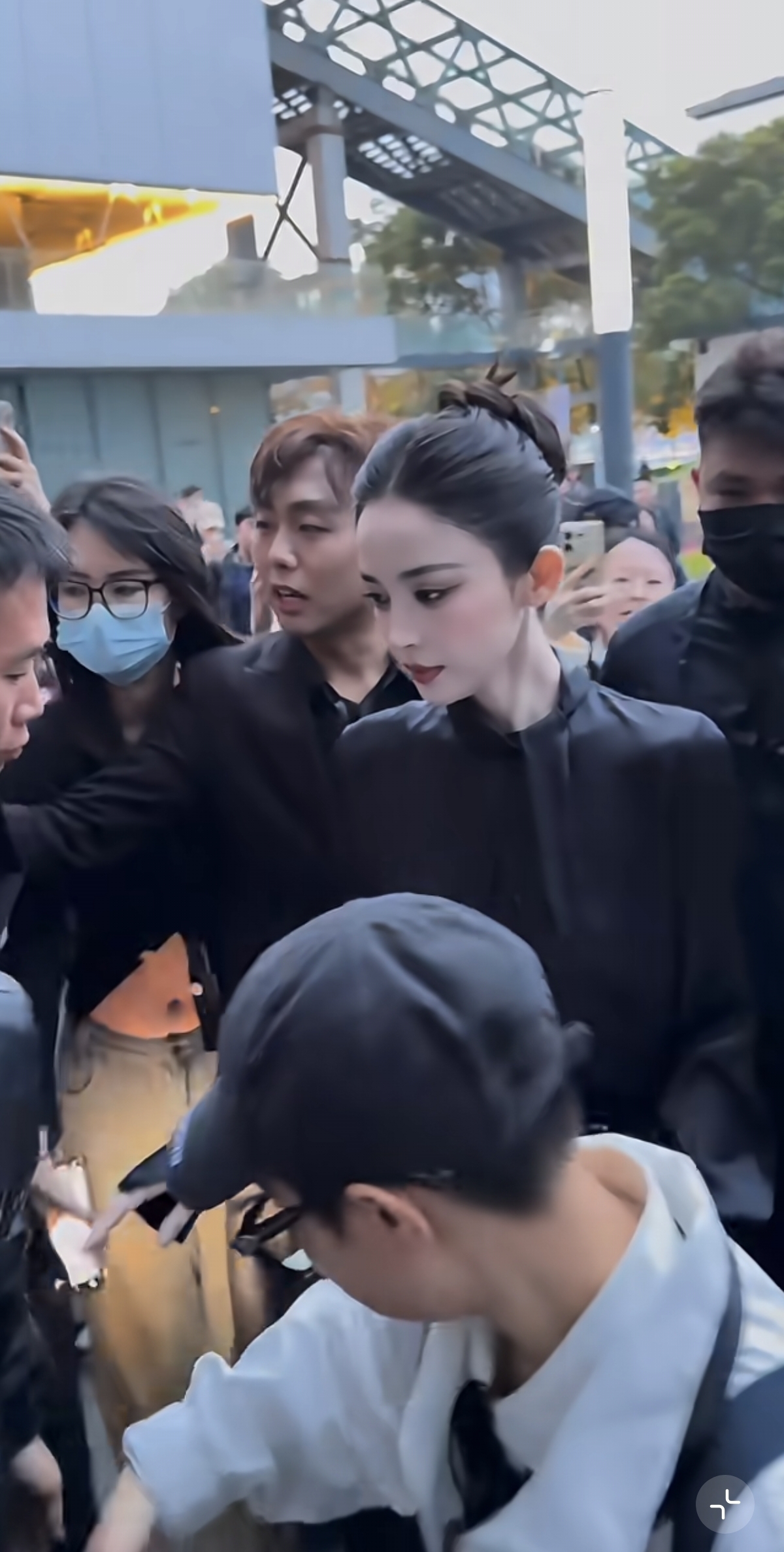 花期是真长！娜扎线下活动，全黑造型丸子头，又酷又飒侧脸也好看