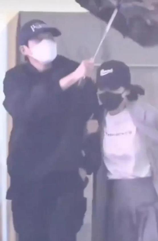 秦岚凌晨聚餐后去魏大勋家！一夜未出破分手传闻，打扮御姐风好美