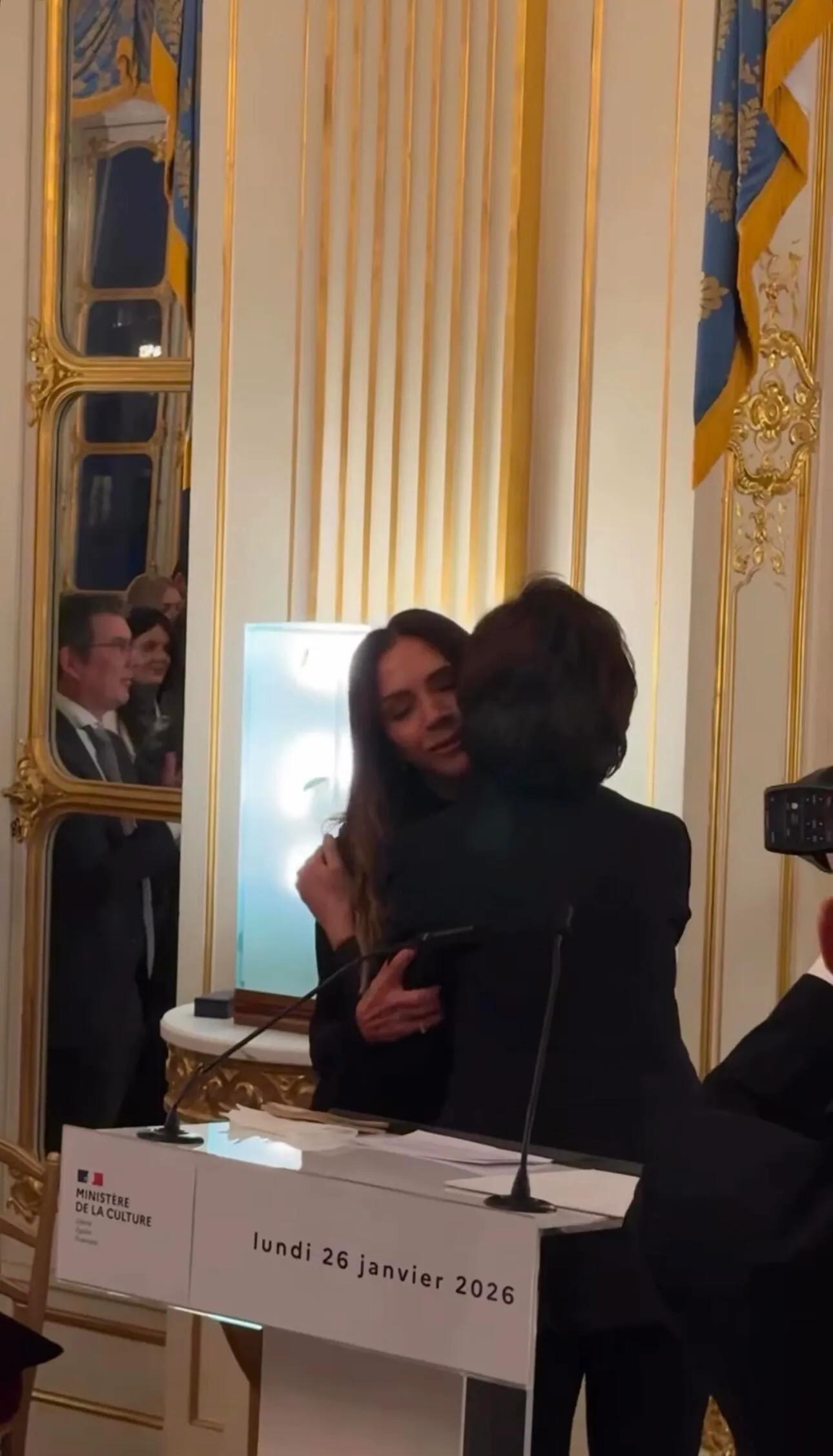 贝克汉姆拿14万爱马仕包，小七穿黑裙漂亮，维多利亚授勋很荣耀