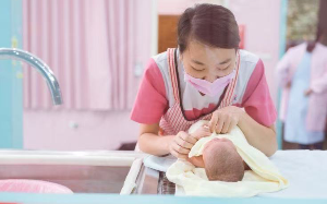 占小便宜吃大亏：月嫂竟然被雇主骗走84万，只因为骗子拿捏住了人性的贪念