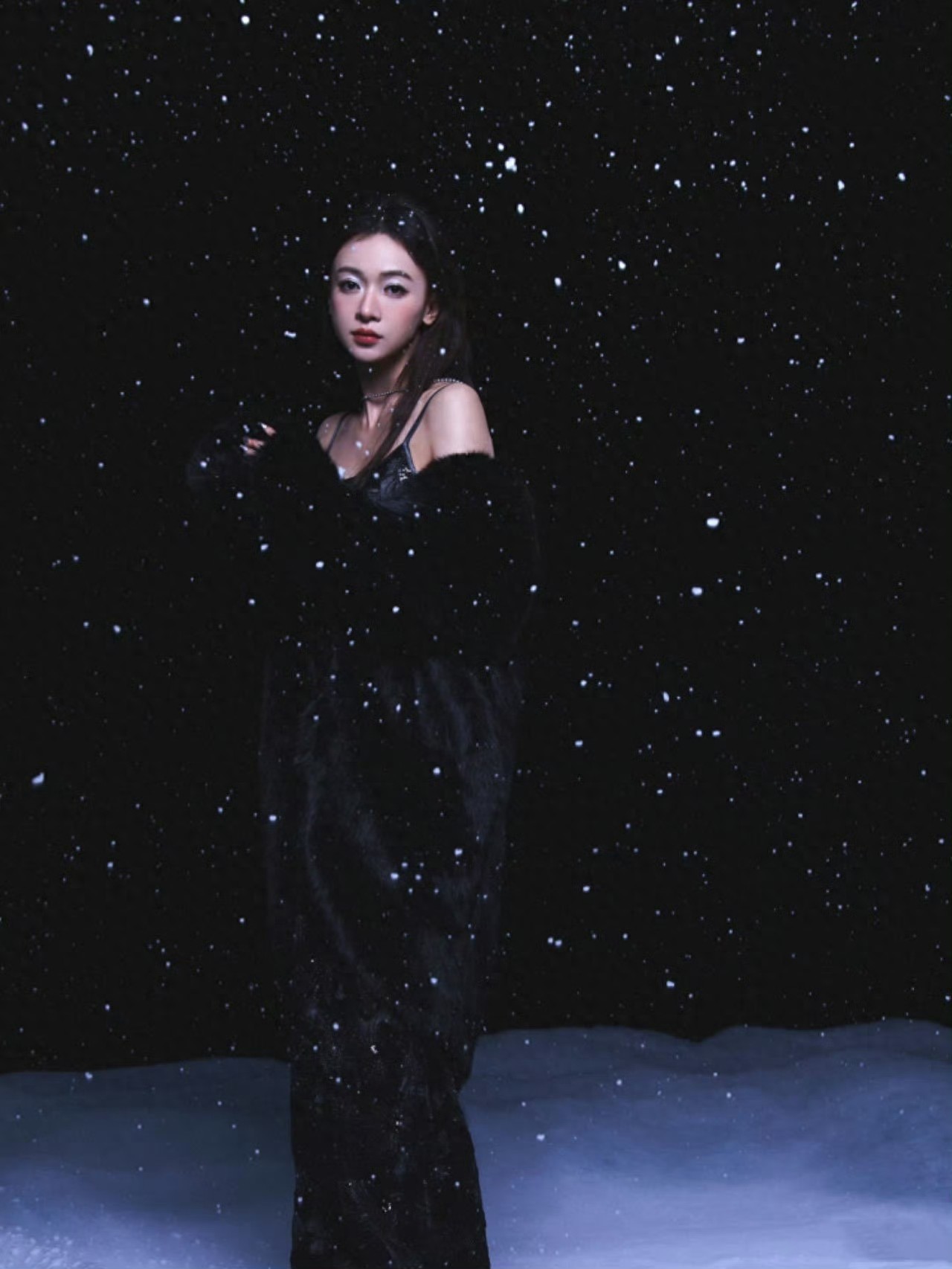 吴谨言“听雪美人”：清冷酷美，美背吸睛