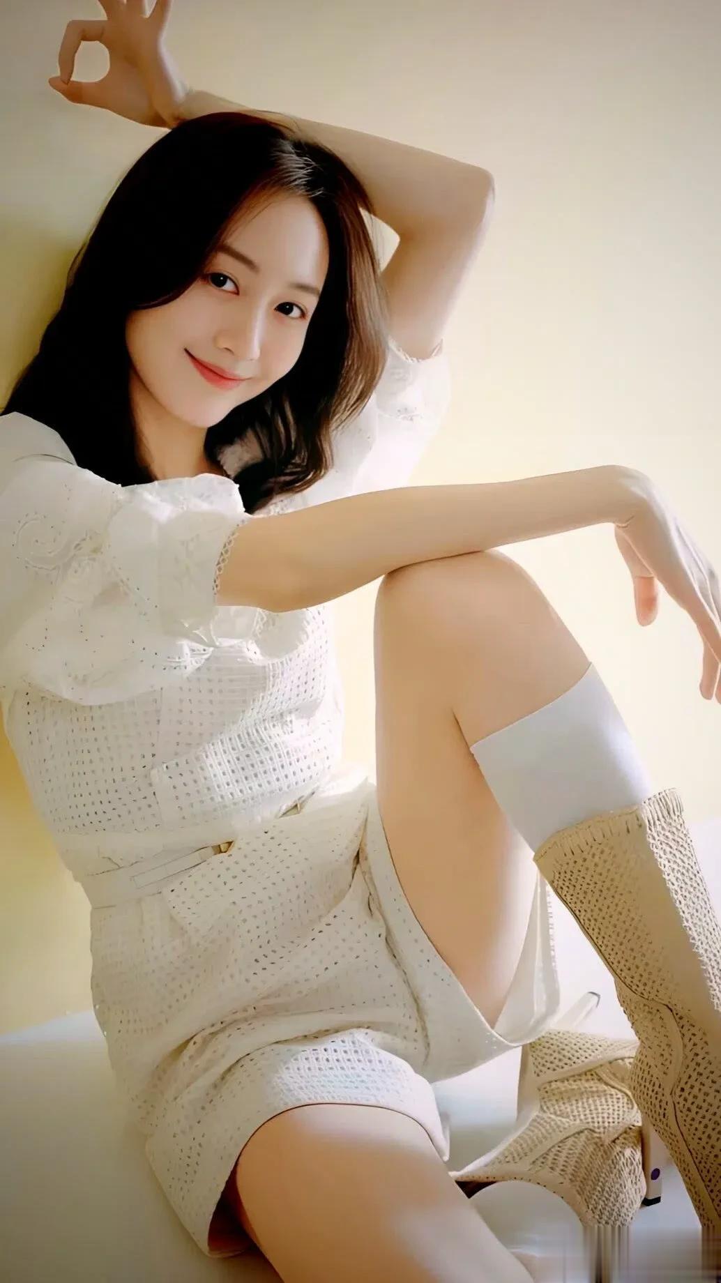 王鸥写真鉴赏|白毛衣+牛仔裤,简约又大方