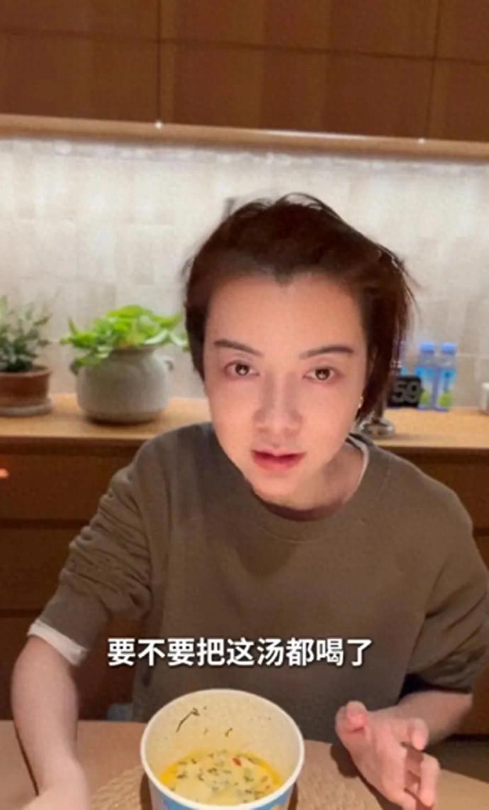 44岁车晓独居现状：住北京大别墅，快乐炫泡面，素颜皮肤好到发光