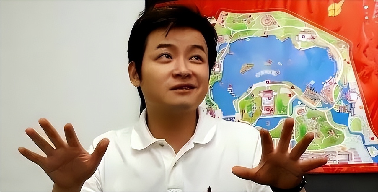 他是央视名嘴，31岁因一句话离开央视赴美国，如今50岁咋样了