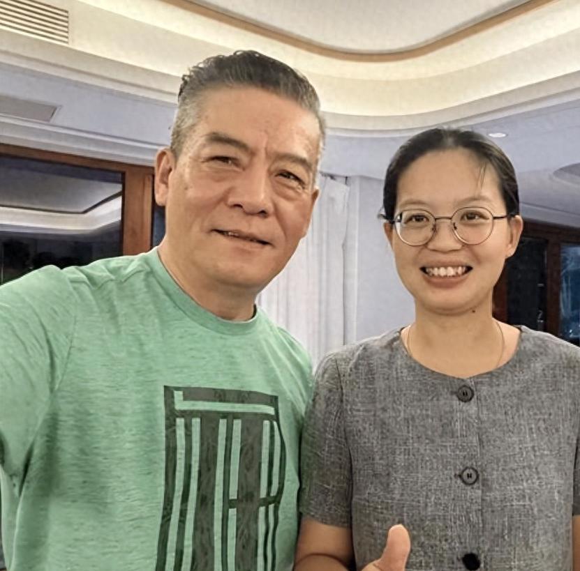 他是著名演员，总演坏蛋导致57岁才结婚，妻子至今没人见过真容