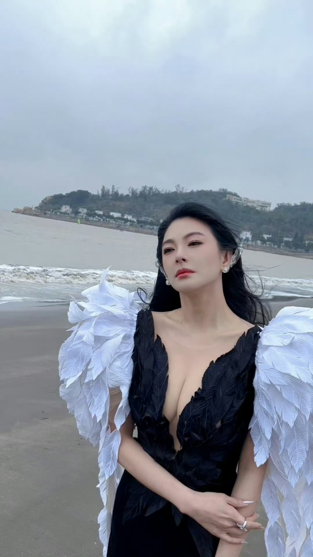 张雨绮黑色深v ???