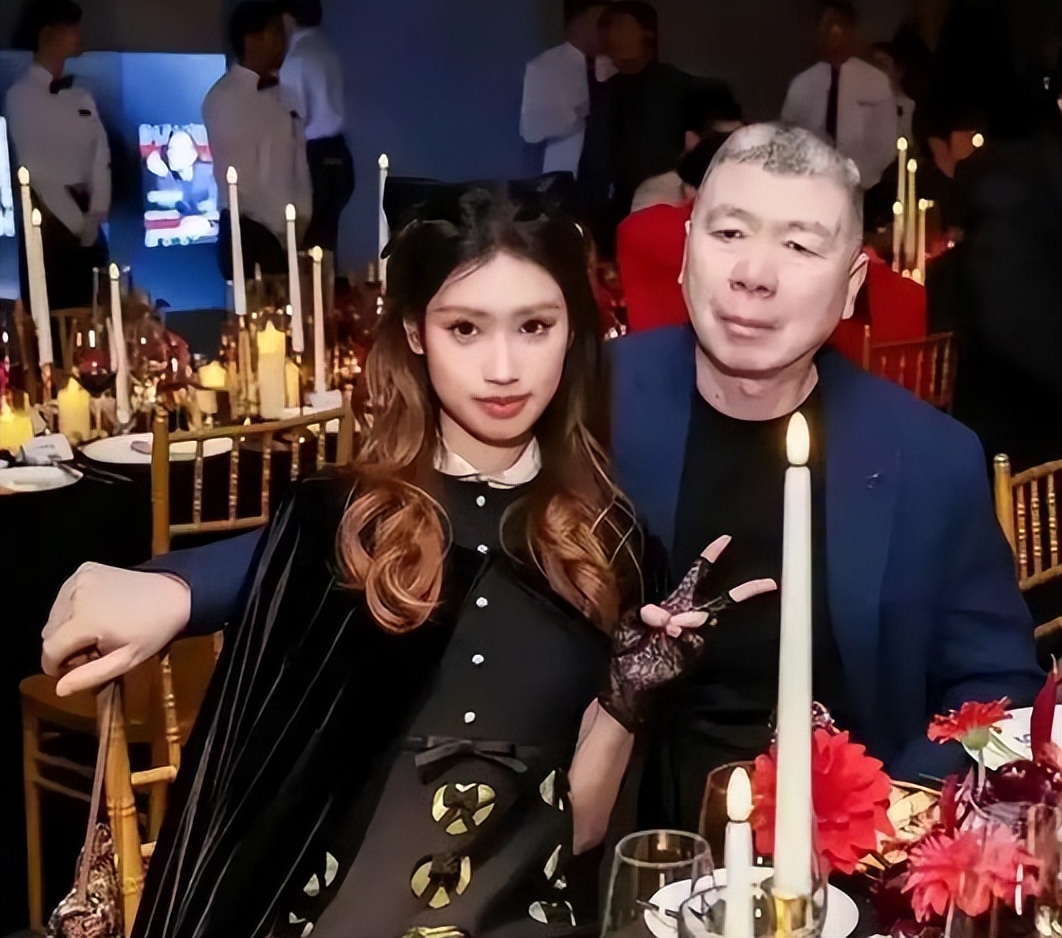 与徐帆离婚传闻仅7月,冯小刚贴脸养女徐朵,荒唐的事还是发生了