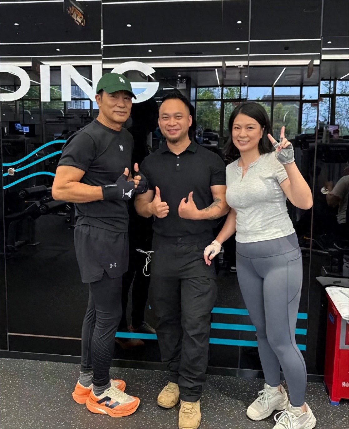71岁任达华现身广东一家健身房锻炼身体，身材健硕，好有男人味！