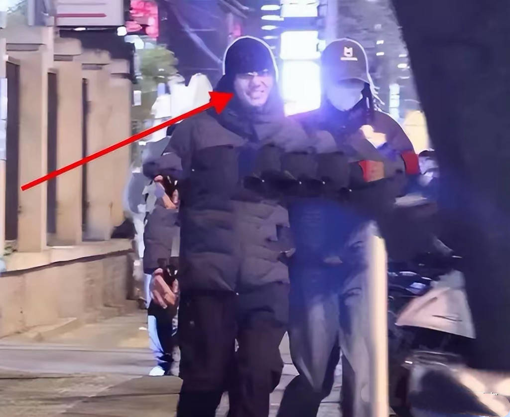 何穗挽老公压马路，她穿黑色羽绒服戴棒球帽，看着比陈伟霆还高