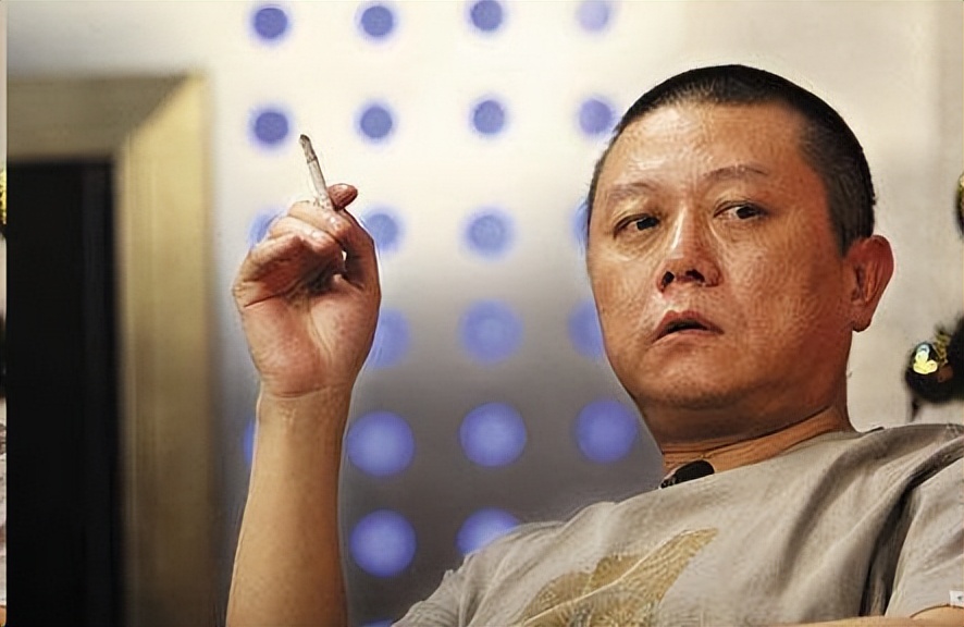51岁徐静蕾美国超市被拍，胖到不敢认！旁边黄立行头发花白？
